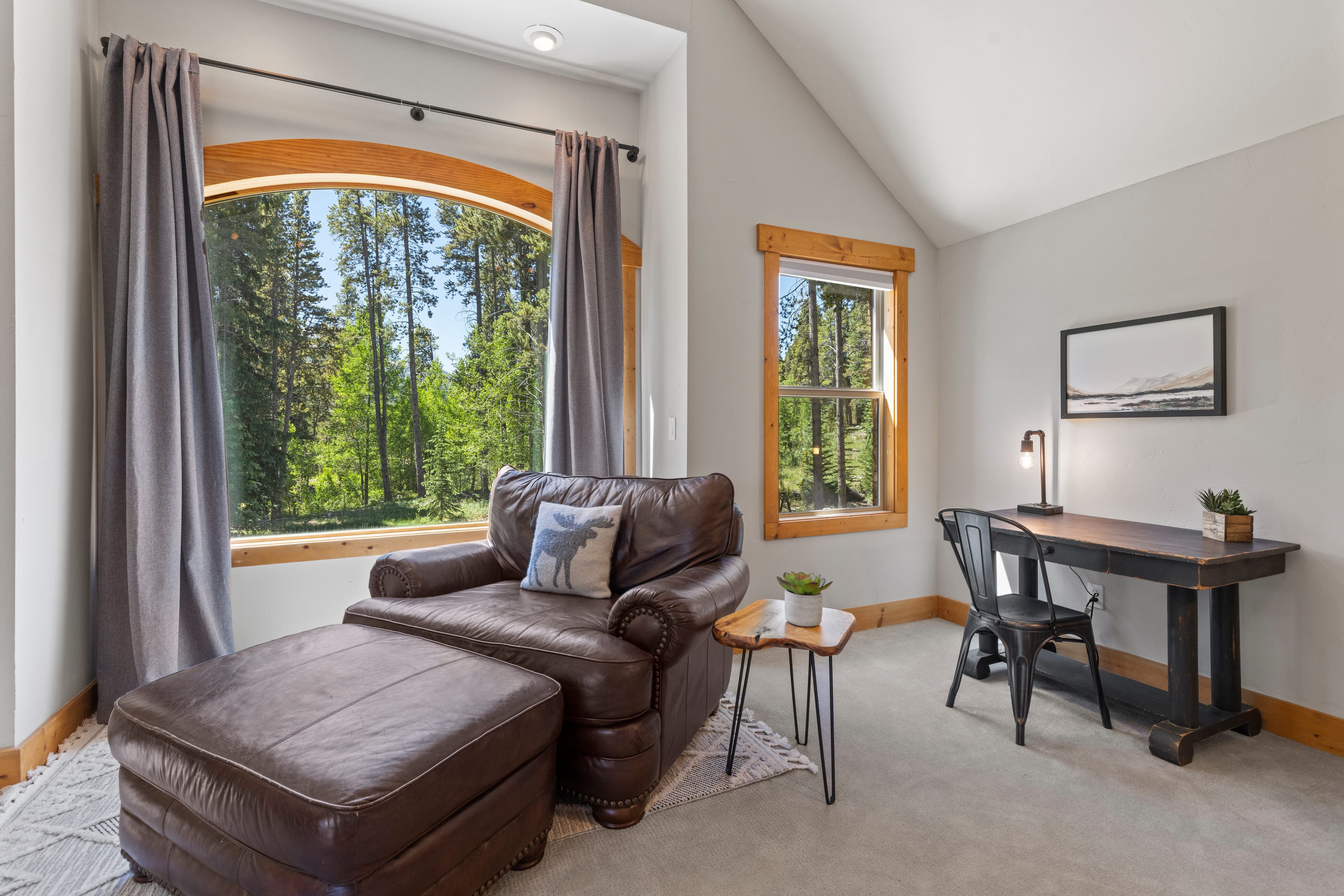 Primary bedroom sitting area